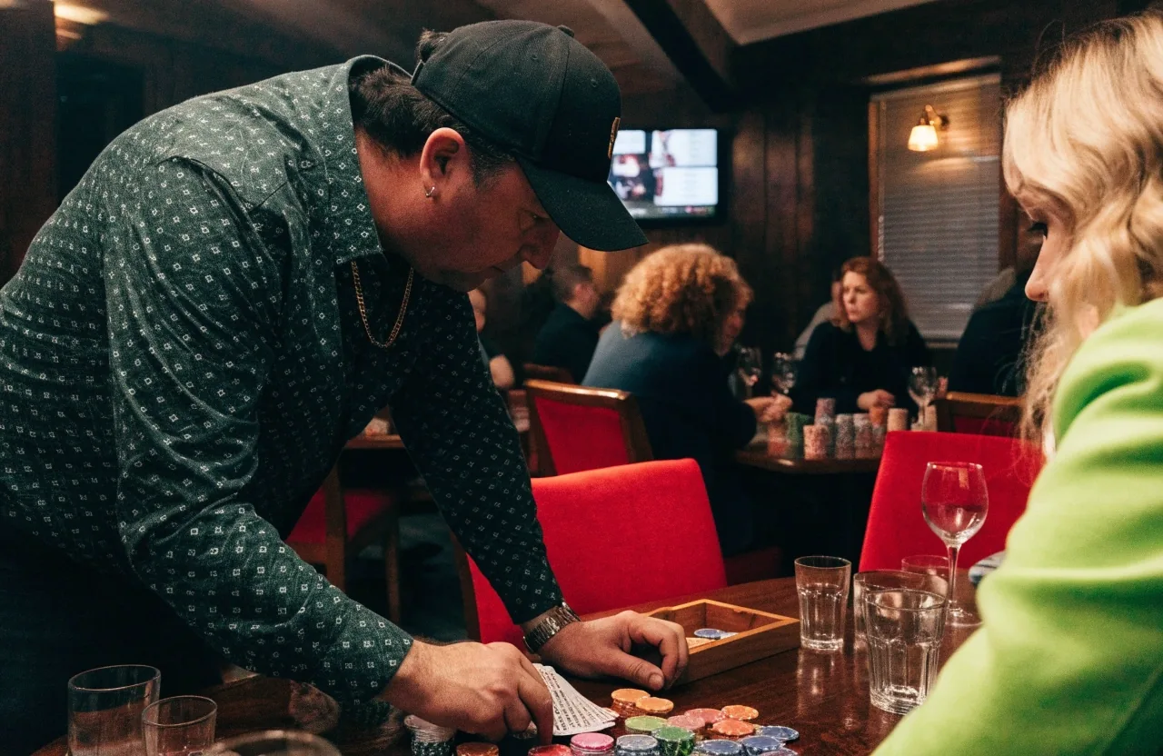Večerní pohled na restauraci s parkovacími místy před budovou